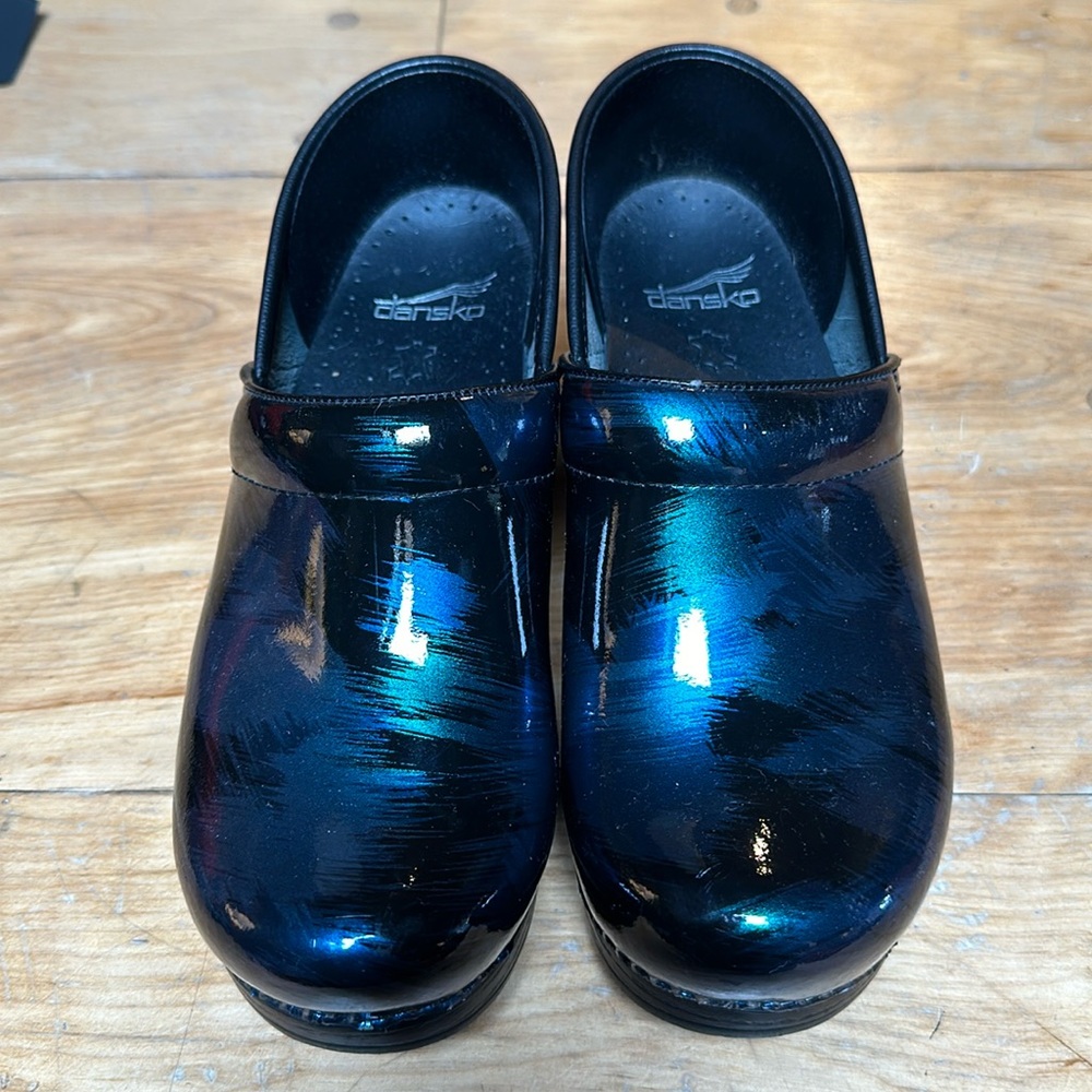 Dansko 38 iridescent brushstroke clogs- NWOT